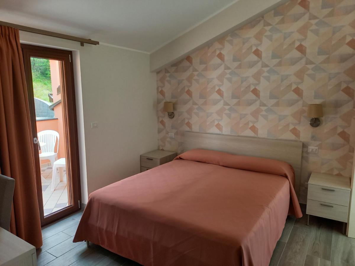 Hotel Ristorante Villa Terry Лаурия Инфериоре Стая снимка